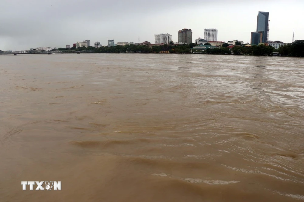 Nước lũ trên sông Hương vẫn ở trên mức báo động 3 gây ngập trên diện rộng, hồi cuối tháng 11/2023. (Ảnh: Đỗ Trưởng/TTXVN)