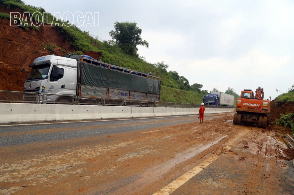 Cắm biển cảnh báo, hướng dẫn giao thông qua khu vực sạt lở, cao tốc Nội Bài-Lào Cai. (Nguồn: Báo Lào Cai)