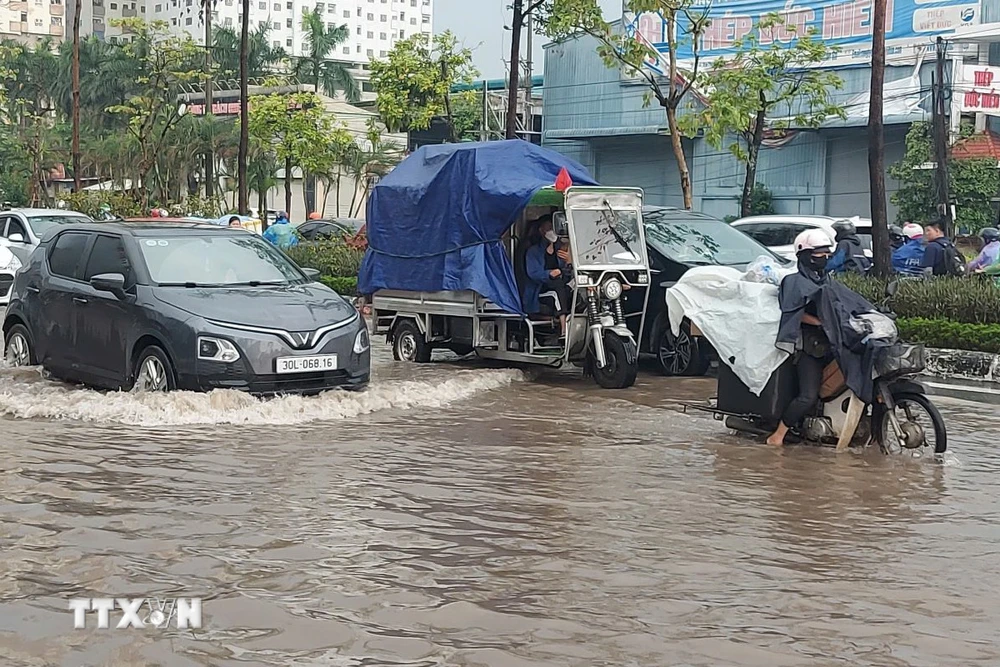 Mưa lớn gây ngập tại Hà Nội. (Ảnh: Văn Điệp/TTXVN)