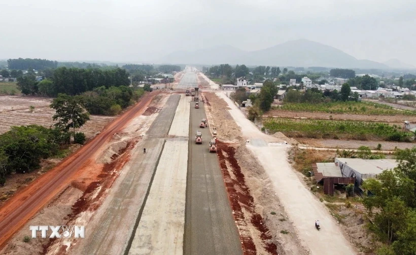 Thi công dự án thành phần 3 cao tốc Biên Hòa-Vũng Tàu đoạn qua địa bàn thị xã Phú Mỹ, tỉnh Bà Rịa-Vũng Tàu. (Ảnh: Hoàng Nhị/TTXVN)