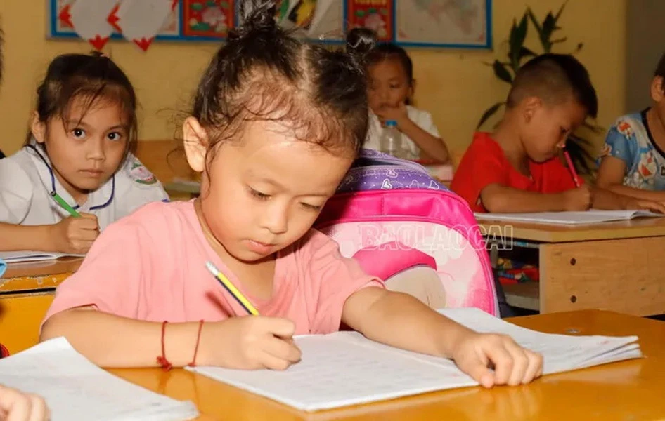 Em Hoàng Thị Hương Giang, học sinh lớp 1 đến từ Làng Nủ chăm chỉ học bài. (Nguồn: Báo Lào Cai)