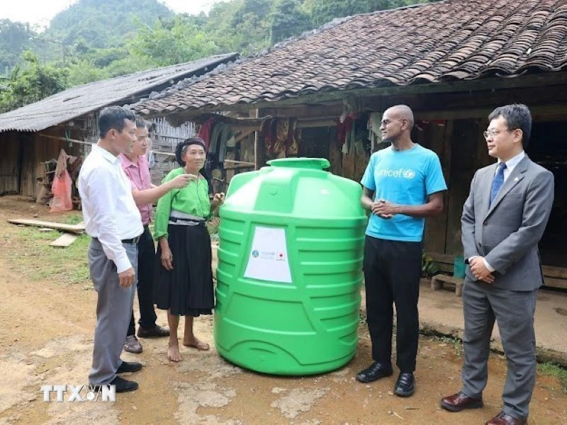 Đại diện UNICEF trao bồn chứa nước cho các xã nghèo của tỉnh Cao Bằng. (Ảnh: Chu Hiệu/TTXVN)