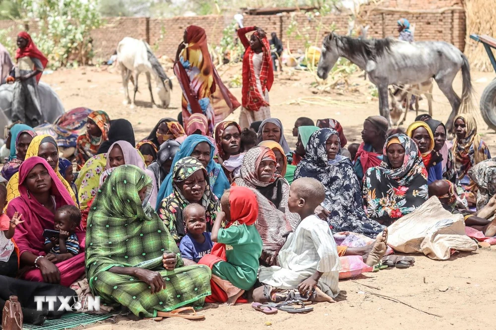 Người dân Sudan rời bỏ nhà cửa đi lánh nạn tại Koufroun, CH Chad ngày 30/4/2023. (Ảnh: AFP/TTXVN)