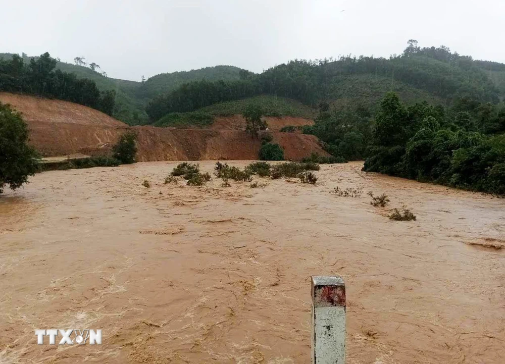 Lũ trên các sông đang lên, nhiều điểm ở Quảng Trị bị ngập, chia cắt giao thông- Ảnh 1.