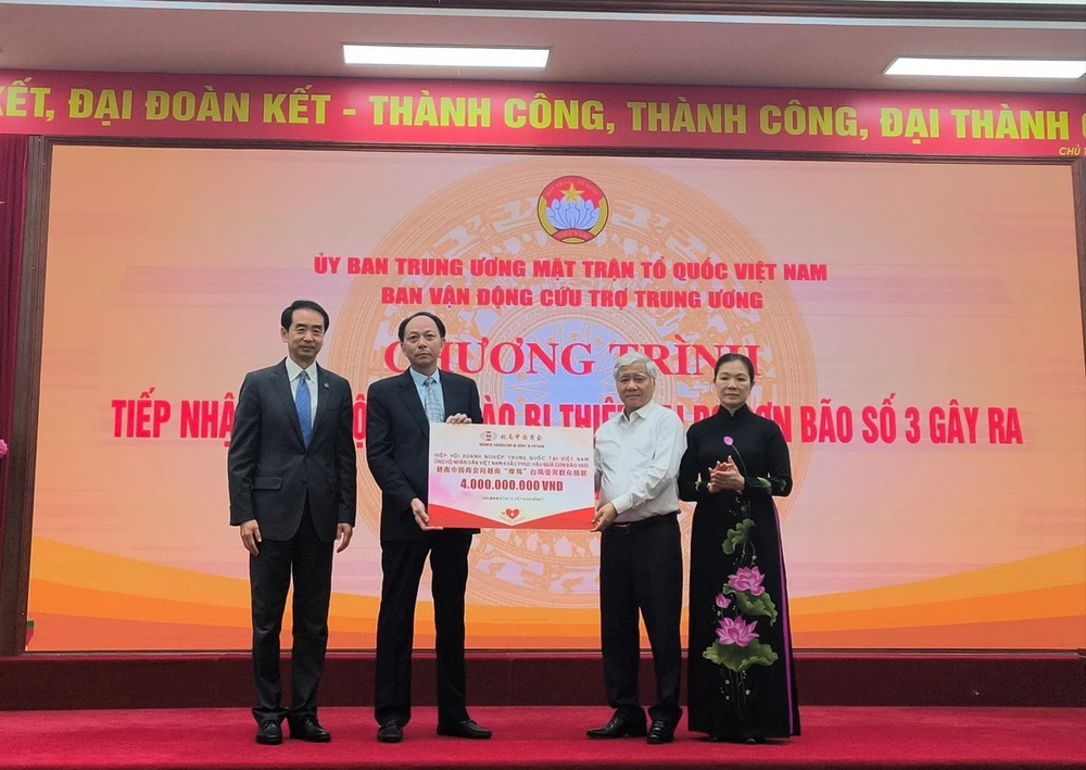 4 tỷ đồng được trao tặng tại thành phố Hà Nội vào ngày 20/9/2024. (Nguồn: Hiệp hội doanh nghiệp Trung Quốc tại Việt Nam)