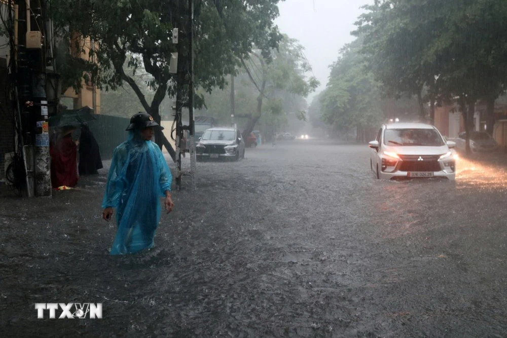 Mưa lớn khiến nhiều tuyến đường tại thành phố Vinh ngập nặng. (Ảnh: Văn Tý/TTXVN)