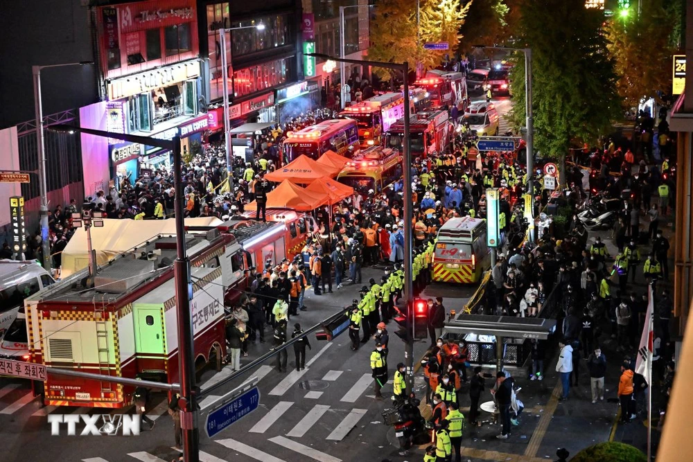 Hiện trường vụ giẫm đạp tại khu phố Itaewon ở Seoul, Hàn Quốc ngày 30/10/2022. (Ảnh: AFP/TTXVN)