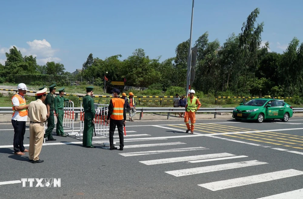 Lực lượng chức năng chắn rào, tạm dừng các phương tiện lưu thông qua hầm Hải Vân trong thời gian diễn ra nổ mìn. (Ảnh: Quốc Dũng/TTXVN)