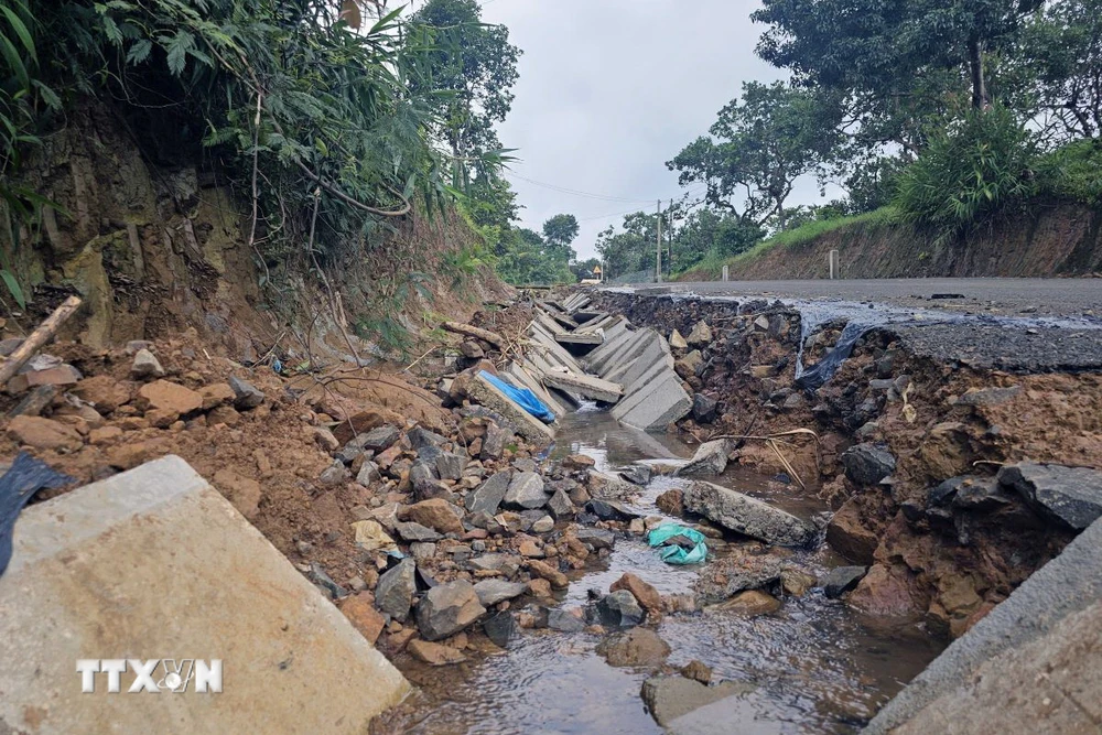 Kênh mương, lề đường Quảng Tín - Đắk Ngo sau một đợt mưa lớn. (Ảnh: Hưng Thịnh/TTXVN)