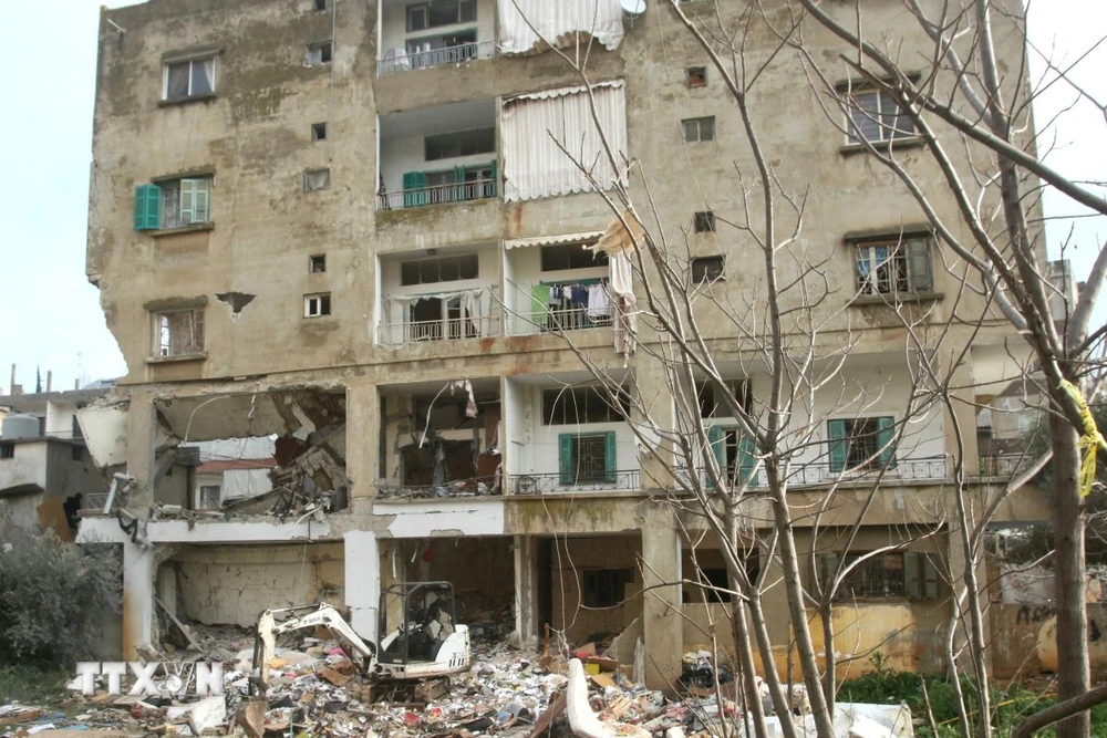 Một tòa nhà bị phá hủy sau cuộc không kích của Israel xuống thành phố Nabatieh, Liban. (Ảnh: AFP/TTXVN)