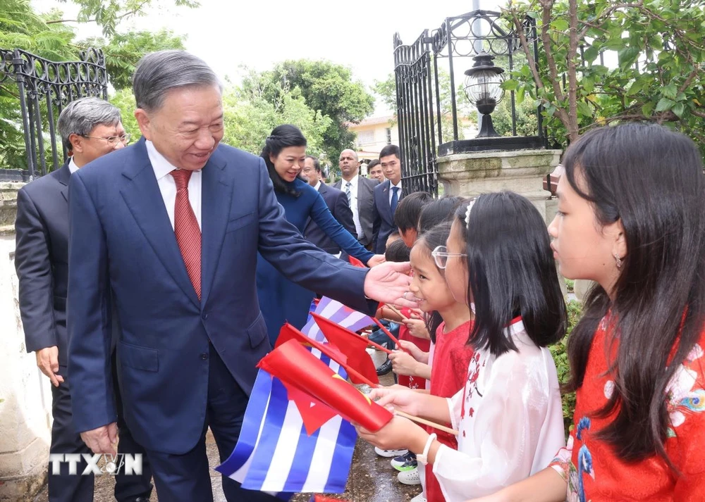 Tổng Bí thư, Chủ tịch nước Tô Lâm và Phu nhân với thiếu nhi Việt Nam tại Cuba. (Ảnh: Lâm Khánh/TTXVN)