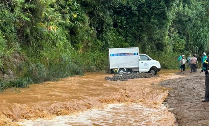 Hiện trường nước lũ cuốn trôi xe ôtô khiến anh Khoa mất tích.