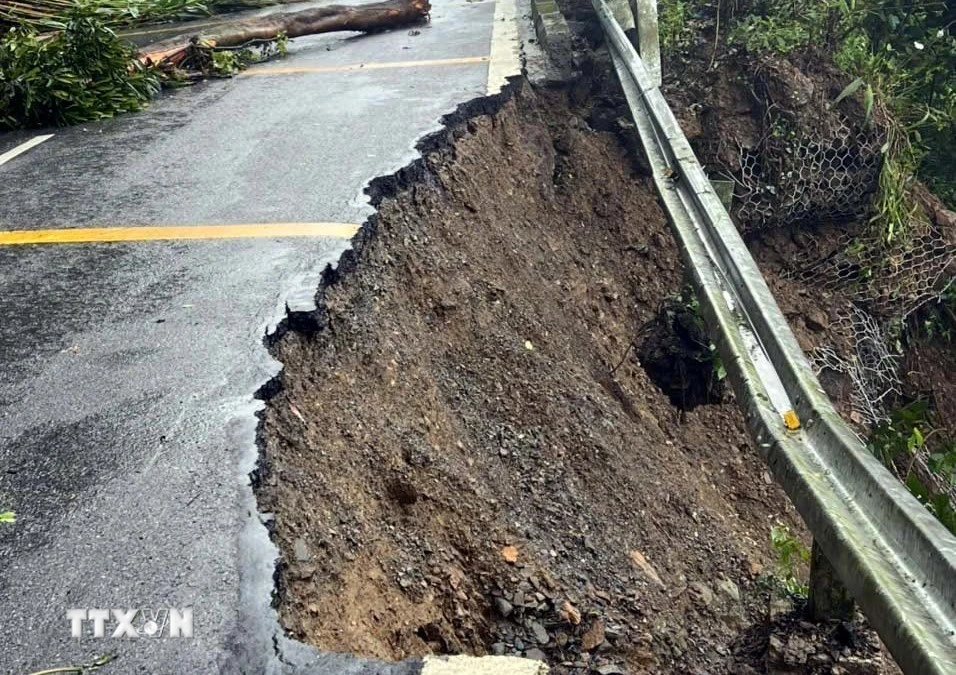 Điểm sạt lở ta luy âm và một số điểm sạt lở taluy dương tại km 0+460 đến km 0+560. (Ảnh: Nguyễn Văn Cảnh/TTXVN)