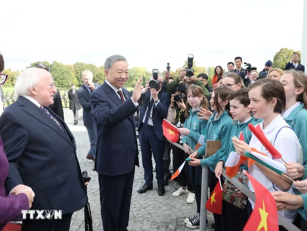 Tổng Bí thư, Chủ tịch nước Tô Lâm vẫy chào thiếu nhi Ireland tại lễ đón. (Ảnh: Trí Dũng/TTXVN)