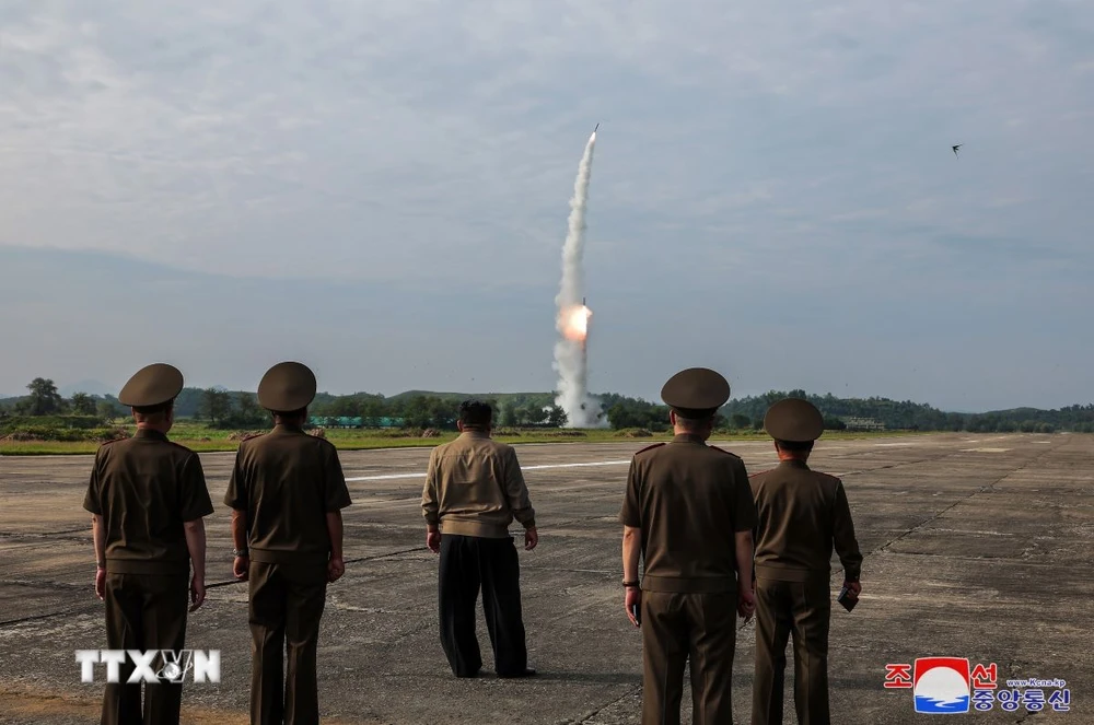 Nhà lãnh đạo Triều Tiên Kim Jong Un (giữa) thị sát vụ phóng thử tên lửa đạn đạo chiến thuật mới Hwasongpho-11-Da-4.5 ngày 18/9/2024. (Ảnh: Yonhap/TTXVN)