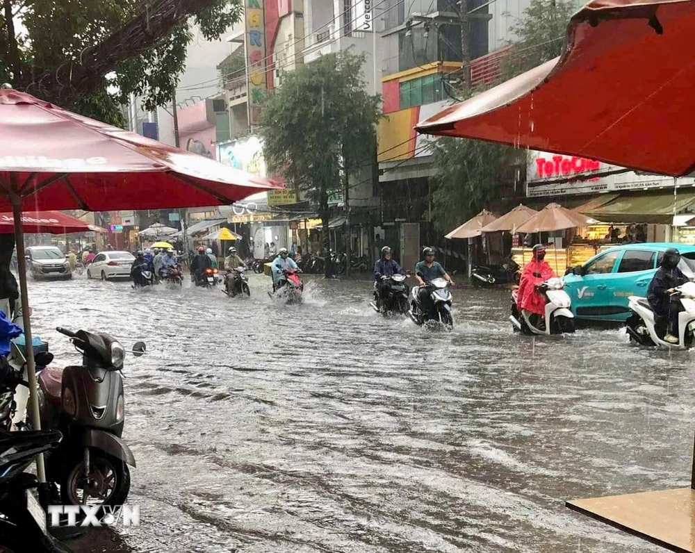 Mưa lớn kèm sấm chớp, gây ngập trên diện rộng tại nhiều khu vực ở Thành phố Hồ Chí Minh. (Ảnh: Hồng Giang/TTXVN)