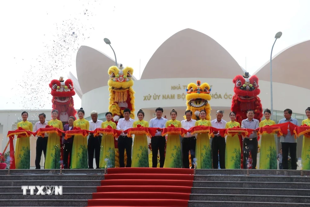 Đại biểu cắt băng Khánh thành Nhà trưng bày Xứ ủy Nam Bộ và Văn hóa Óc Eo tại Khu di tích Quốc gia đặc biệt Gò Tháp. (Ảnh: Nguyễn Văn Trí/TTXVN)