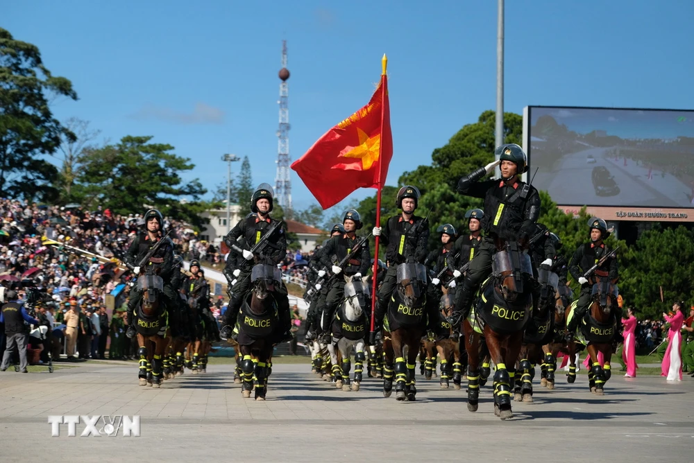 Đoàn cảnh sát cơ động kỵ binh tham gia diễu hành tại lễ khai mạc. (Ảnh: Nguyễn Dũng/TTXVN)