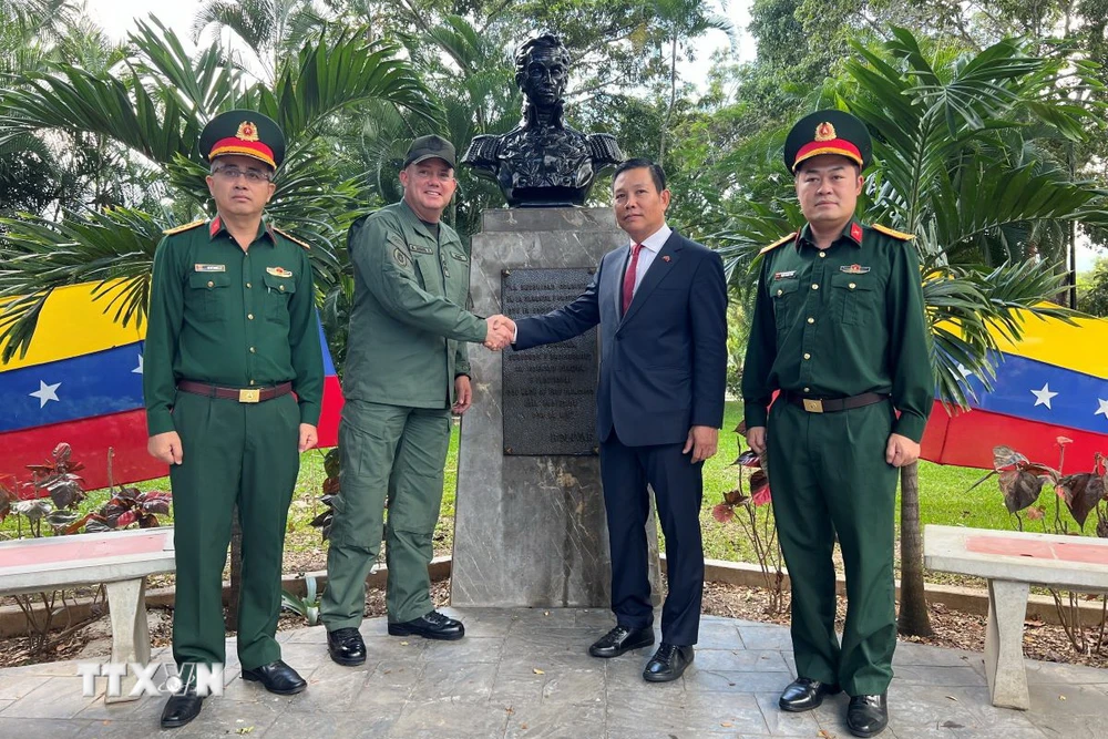 Trung tướng Rafael Zerpa Zambrano, Giám đốc Học viện IAESEN, chào mừng Đoàn công tác của Đại sứ quán Việt Nam tại Venezuela. (Ảnh: TTXVN phát)