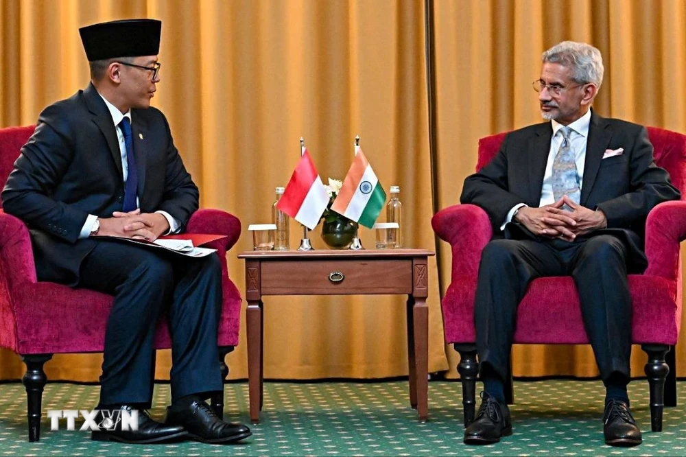 Ngoại trưởng Indonesia Sugiono và Ngoại trưởng Ấn Độ S Jaishankar tại cuộc gặp bên lề Hội nghị BRICS ở Kazan, Nga, ngày 23/10/2024. (Ảnh: ANI/TTXVN)