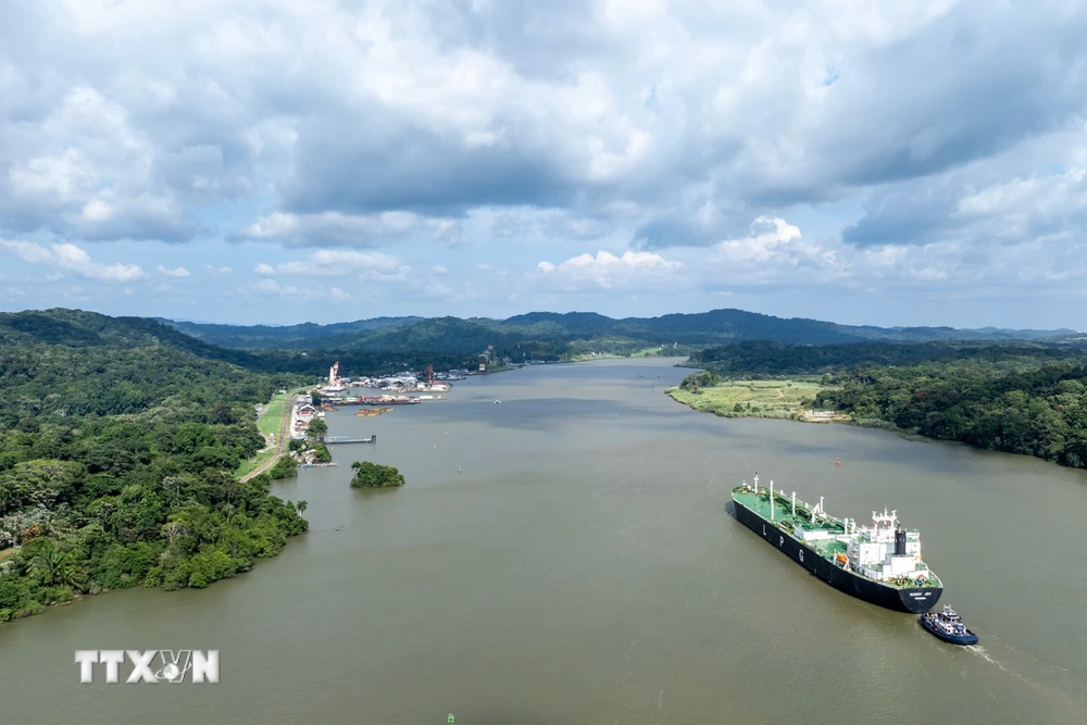 Tàu di chuyển qua Kênh đào Panama. (Ảnh: THX/TTXVN)