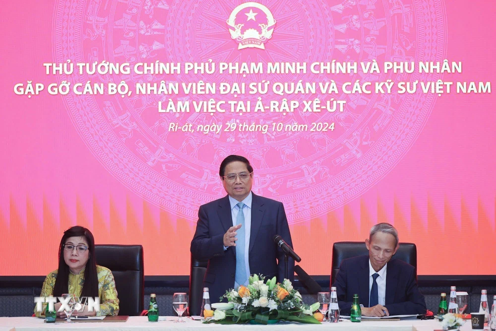 Thủ tướng Phạm Minh Chính và Phu nhân gặp cán bộ, nhân viên Đại sứ quán Việt Nam và các kỹ sư đang làm việc tại Saudi Arabia. (Ảnh: Dương Giang/TTXVN)