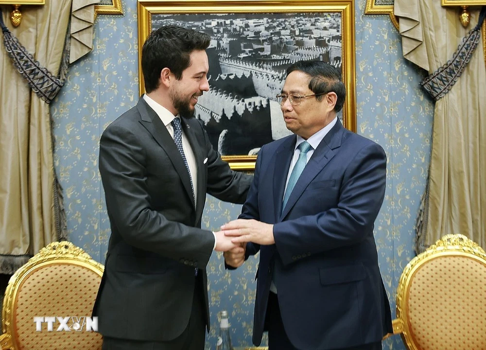 Thủ tướng Phạm Minh Chính gặp Hoàng Thái tử Jordan Al Hussein Bin Abdullah II. (Ảnh: Dương Giang/TTXVN)