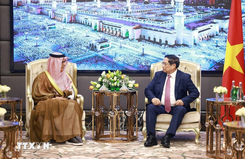 Thủ tướng Phạm Minh Chính tiếp ông Abdulla Mohammed Al Zamil, Chủ tịch Công ty đầu tư công nghiệp Zamil. (Ảnh: Dương Giang/TTXVN)