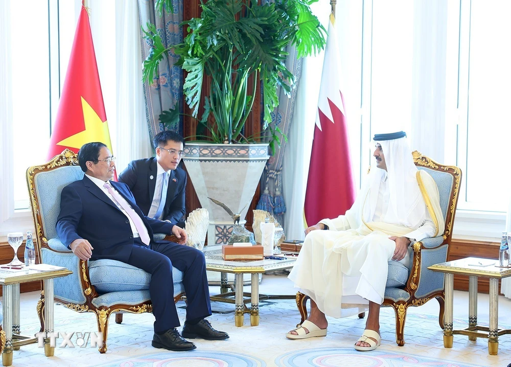 Thủ tướng Phạm Minh Chính chào Quốc vương Qatar Tamim bin Hamad Al Thani. (Ảnh: Dương Giang/TTXVN)