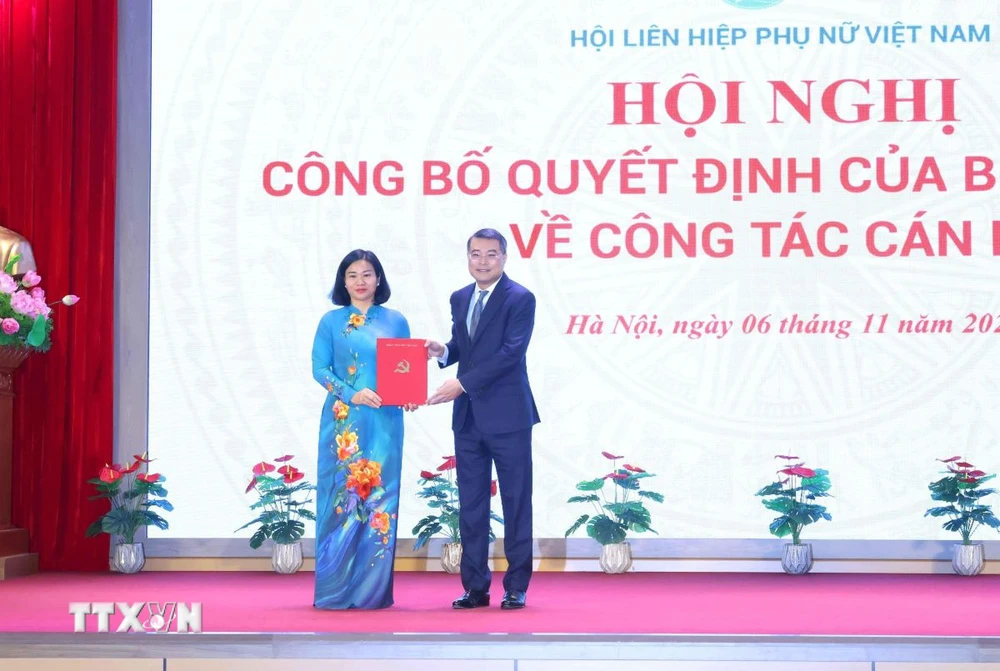 Ông Lê Minh Hưng, Ủy viên Bộ Chính trị, Bí thư Trung ương Đảng, Trưởng Ban Tổ chức Trung ương trao Quyết định của Bộ Chính trị cho bà Nguyễn Thị Tuyến. (Ảnh: Phương Hoa/TTXVN)