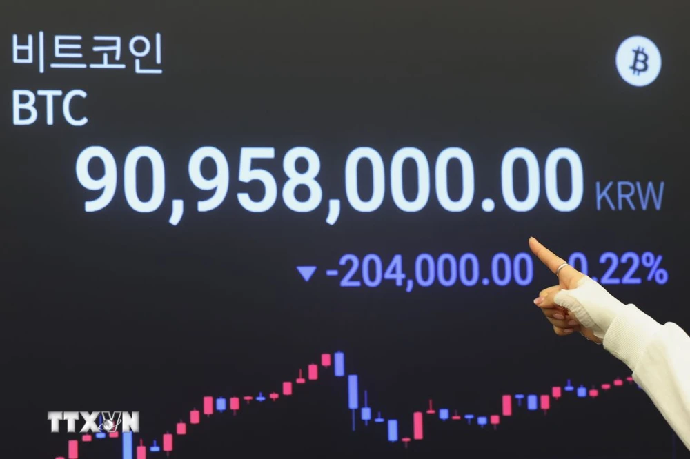 Bảng điện tử hiển thị giá Bitcoin, tại Seoul, Hàn Quốc. (Ảnh: Yonhap/TTXVN)