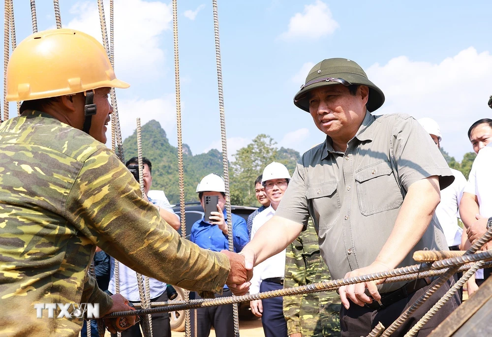 Thủ tướng Phạm Minh Chính động viên công nhân thi công dự án cao tốc Đồng Đăng-Trà Lĩnh. (Ảnh: Dương Giang/TTXVN)