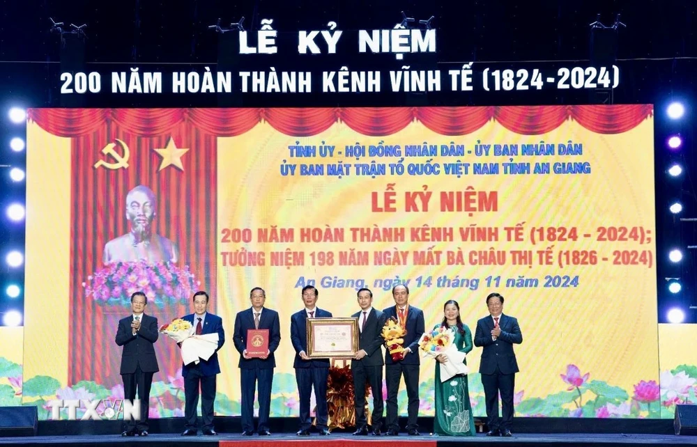 Lãnh đạo tỉnh An Giang và tỉnh Kiên Giang nhận Quyết định xác lập kỷ lục Việt Nam tôn vinh kênh Vĩnh Tế: “Kênh đào thủ công trong khu vực biên giới dài nhất Việt Nam.” (Ảnh: Thanh Sang-TTXVN)