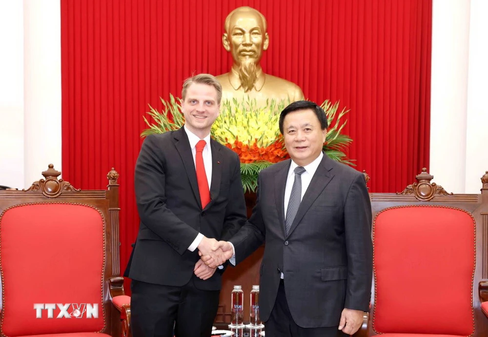 Ông Nguyễn Xuân Thắng tiếp Phó Chủ tịch Đảng Cánh tả Đức Maximilian Schirmer. (Ảnh: Phương Hoa/TTXVN)