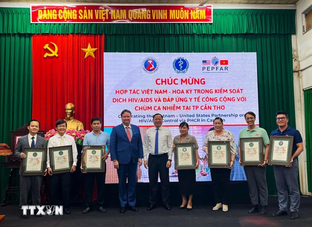 Đại sứ Hoa Kỳ tại Việt Nam trao tặng Giấy khen cho các đơn vị có nhiều đóng góp trong triển khai mô hình đáp ứng y tế công cộng với chùm ca nhiễm. (Ảnh: Ánh Tuyết/TTXVN)