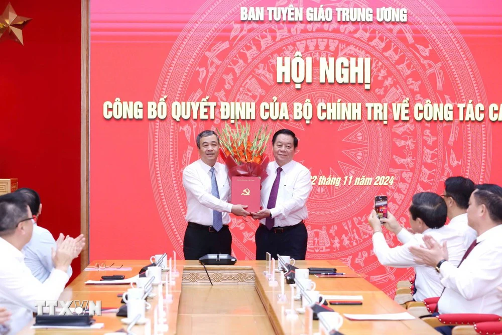 Ông Nguyễn Trọng Nghĩa, Ủy viên Bộ Chính trị, Bí thư Trung ương Đảng, Trưởng Ban Tuyên giáo Trung ương trao Quyết định của Bộ Chính trị cho ông Ngô Đông Hải. (Ảnh: Phương Hoa/TTXVN)