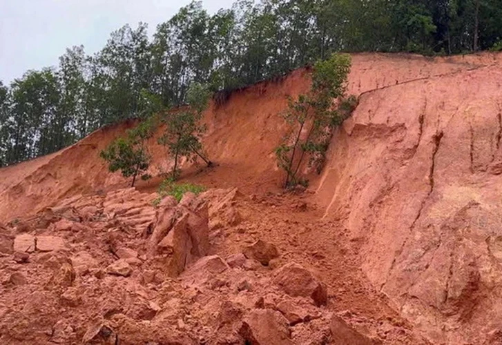 Sạt lở khiến người dân và phương tiện không qua lại được. (Nguồn: Báo SGGP)