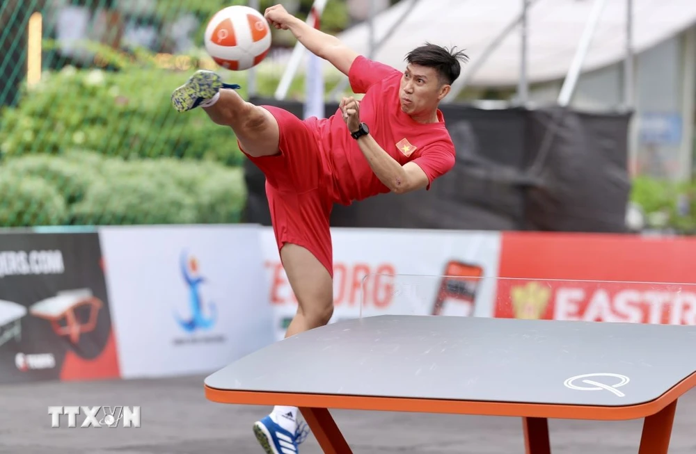 Tuyển thủ Việt Nam đang tranh tài tại Giải vô địch Teqball thế giới năm 2024. (Ảnh: Thanh Vũ/TTXVN)