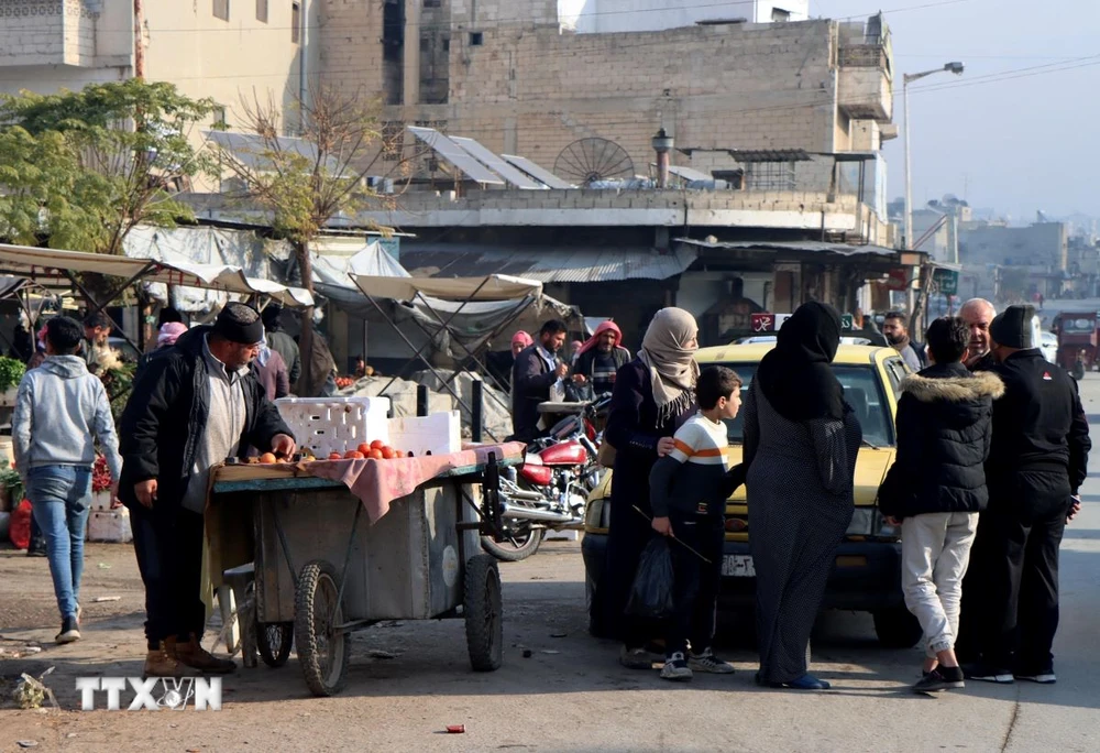 Người dân mua thực phẩm tại một khu chợ ở Hama, Syria. (Ảnh: THX/TTXVN)