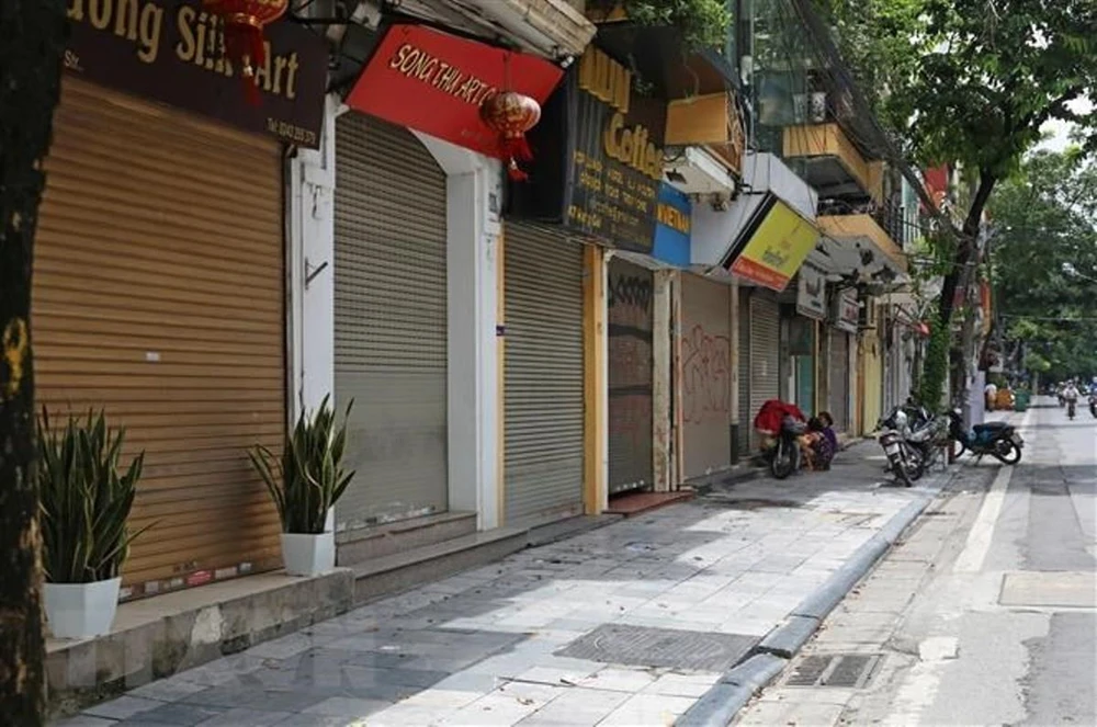 Nhiều cửa hàng ở phố cổ Hà Nội tạm đóng cửa do ảnh hưởng của dịch COVID-19. (Ảnh: Ngọc Hà/TTXVN)
