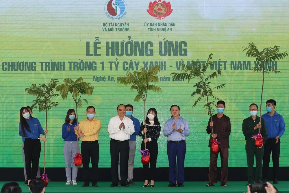 Thủ tướng Chính phủ Nguyễn Xuân Phúc chủ trì lễ hưởng ứng Chương trình trồng 1 tỷ cây xanh - Vì một Việt Nam xanh trên địa bàn tỉnh Nghệ An. (Ảnh: Thống Nhất/TTXVN)