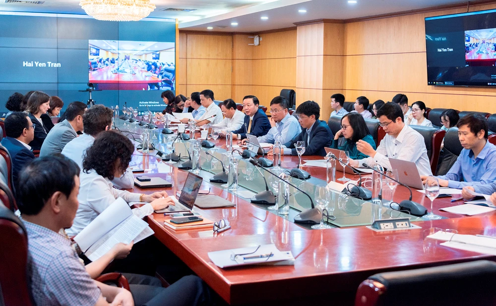 Bộ trưởng Bộ Tài nguyên và Môi trường làm việc với Đoàn công tác của Ngân hàng Thế giới về việc dự án VILG. (Ảnh: TV/Vietnam+)