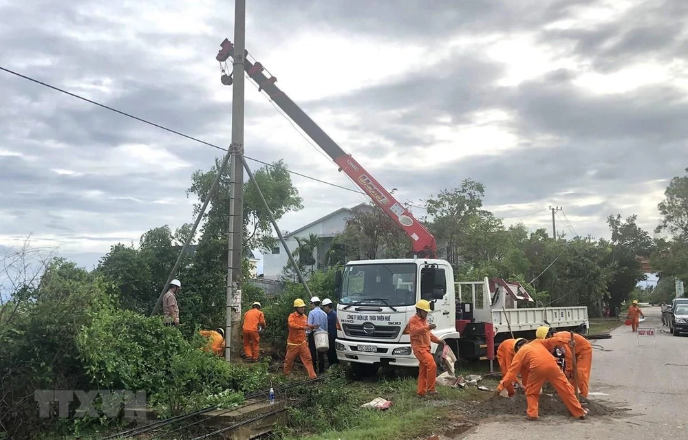 Công ty Điện lực Thừa Thiên-Huế khắc phục sự cố do mưa bão. (Ảnh: TTXVN phát)
