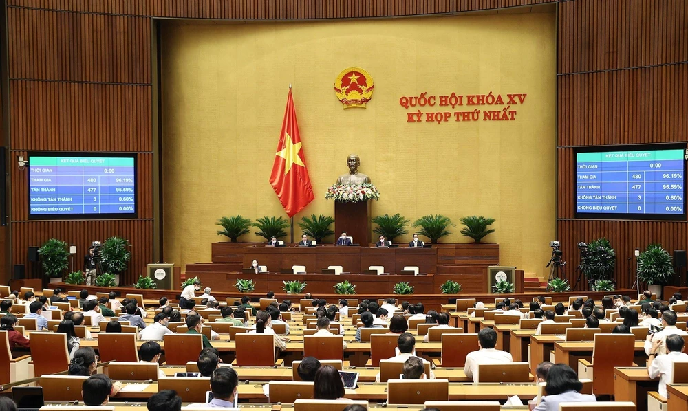 95,59% tổng số đại biểu Quốc hội biểu quyết thông qua việc điều chỉnh chương trình kỳ họp thứ nhất Quốc hội khoá XV. (Ảnh: Dương GiangT/TXVN)