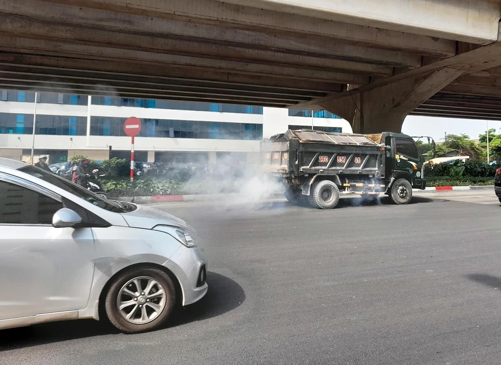 Khí thải từ phương tiện giao thông được cho là nguyên nhân gây bụi mịn PM 2.5. (Ảnh: Hùng Võ/Vietnam+)