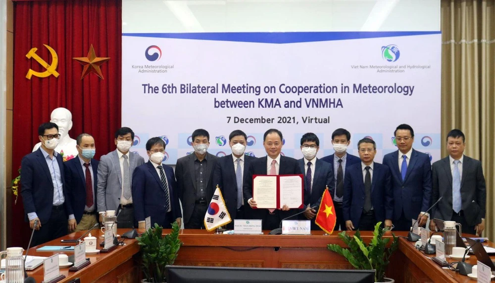 Tổng cục Khí tượng Thủy văn Việt Nam và Tổng cục Khí tượng Hàn Quốc ký Thỏa thuận gia hạn MoU. (Ảnh: Thanh Tùng)