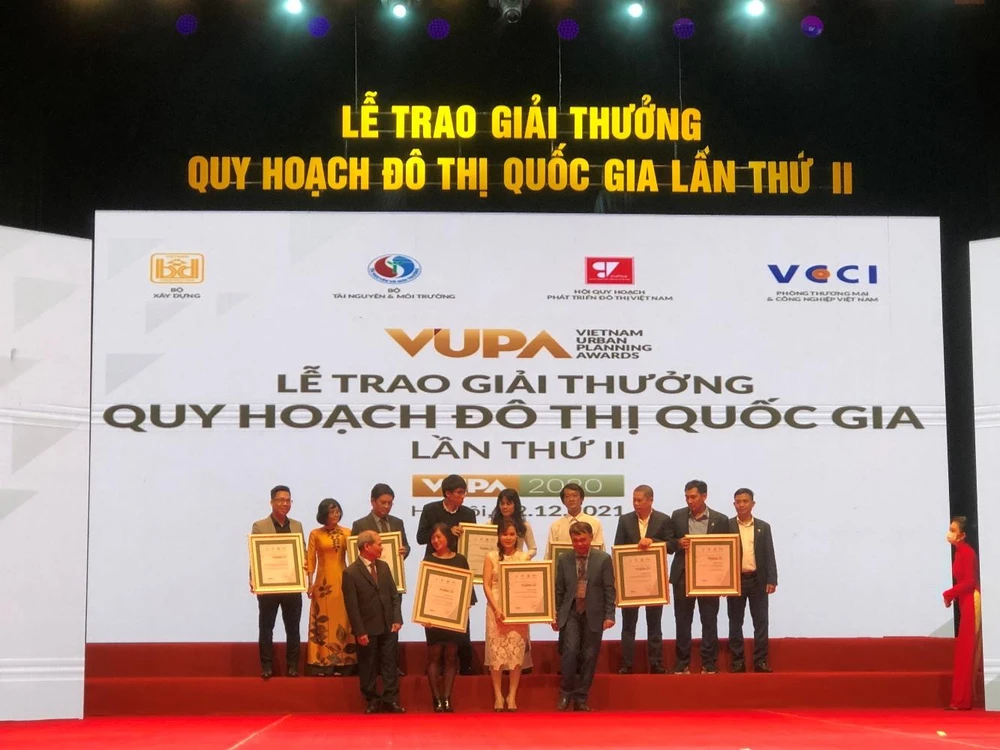 Đại diện các tác phẩm đoạt giải lên nhận bằng khen từ ban tổ chức.