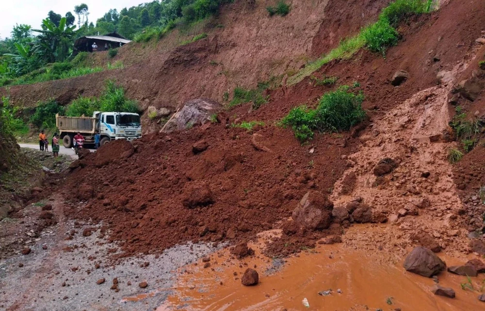 Đoạn đường bị sạt lở đất làm ách tác giao thông tại huyện Tân Uyên, tỉnh Lai Châu. (Ảnh: TTXVN phát)
