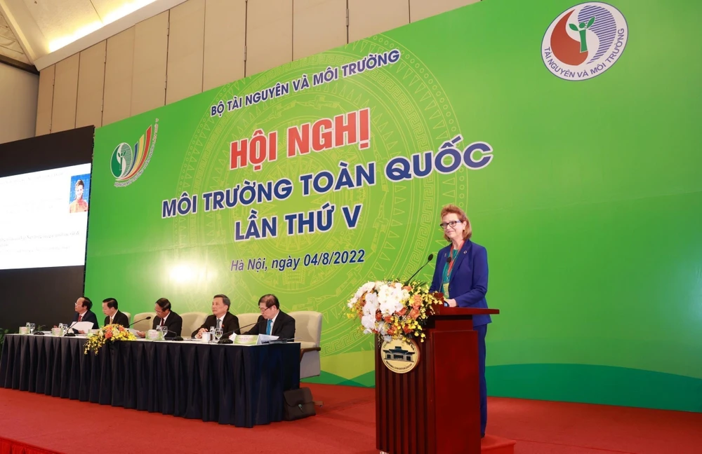 Bà Caitlin Wiesen, Trưởng Đại diện thường trú Chương trình phát triển Liên hợp quốc (UNDP) tại Việt Nam chia sẻ tại hội nghị. (Nguồn ảnh: TTXVN)