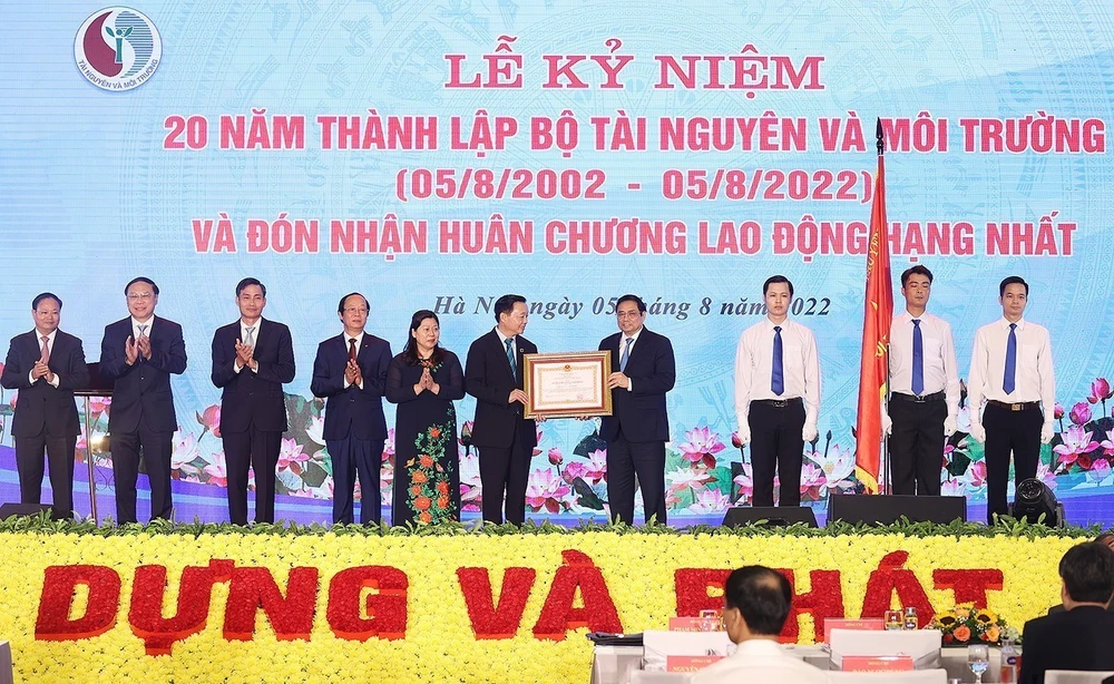Thủ tướng Phạm Minh Chính trao Huân chương Lao động hạng Nhất cho Bộ Tài nguyên và Môi trường. (Ảnh: Dương Giang/TTXVN)